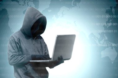 Hacker'laptop ikili kod ile virtua üzerinde tutarak siyah hoodie