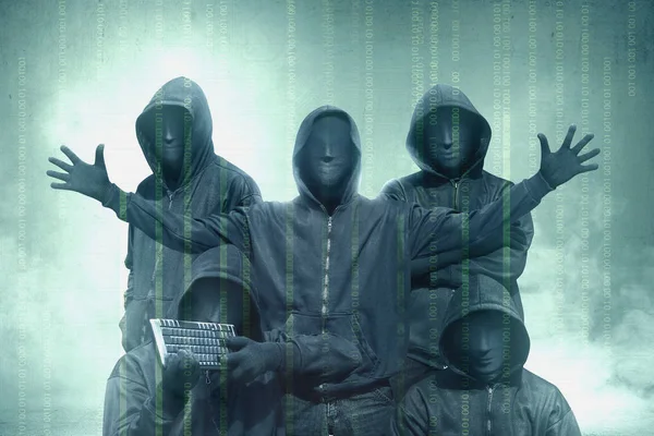 Hackergruppen in schwarzem Kapuzenpulli stehen mit Binärcode auf Virtu — Stockfoto