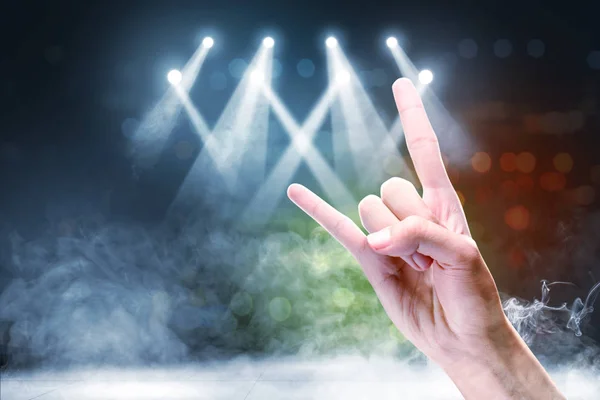 Zbliżenie dłoni człowieka z rock gest znak — Zdjęcie stockowe