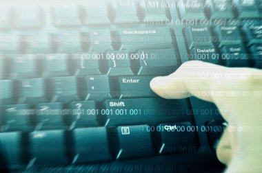 Hacker el itmek belgili tanımlık girmek düğme üstünde belgili tanımlık klavye