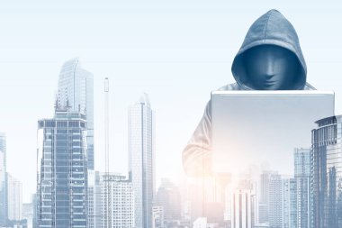 Laptop ve mod tutarak siyah hoodie hacker çift pozlama