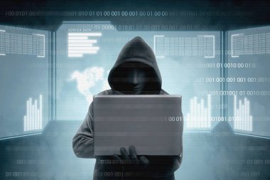 Hacker siyah hoodie dizüstü bilgisayar ve sanal ekran görüntüsünü tutan'ı