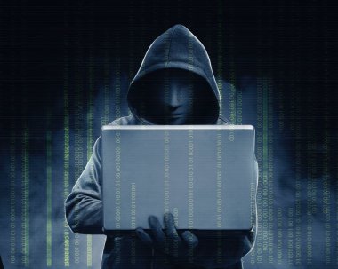 Hacker'laptop ile onun el ve ikili c tutarak siyah hoodie