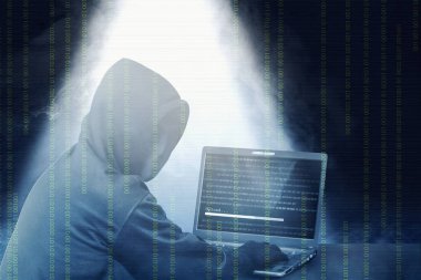 Hacker'siyah hoodie masaya Sisteml kesmek için dizüstü bilgisayar kullanarak