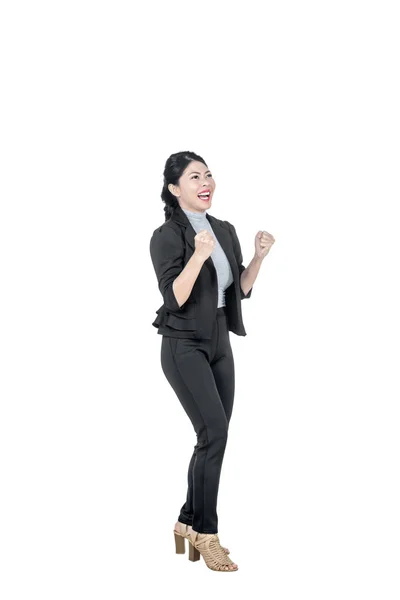Emocionado asiático mujer de negocios levantar las manos celebra el éxito —  Fotos de Stock