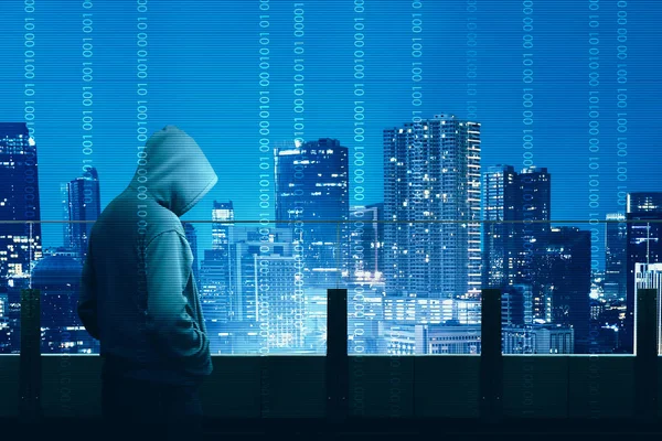 Hacker-fekete kapucnis állva az épület ter hátulnézet — Stock Fotó