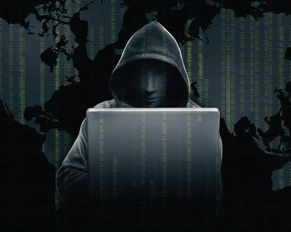 Hacker i svart hoodie hålla laptop med hans hand och världen ma — Stockfoto