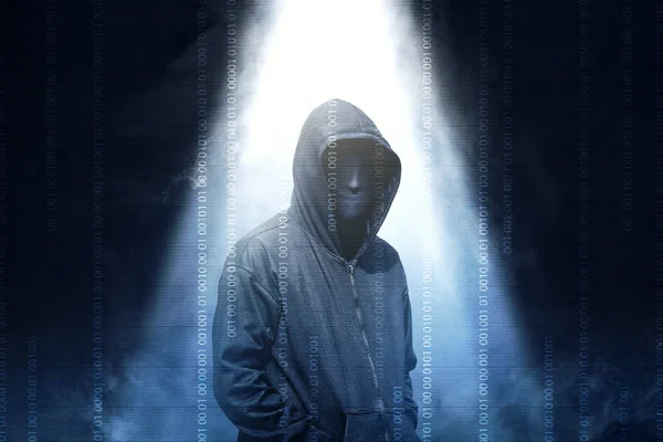 Hacker in felpa nera con cappuccio in piedi con fumo e luce dal al — Foto Stock