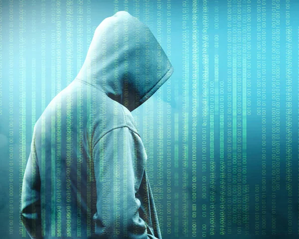 Vista trasera del hacker con capucha negra de pie con código binario — Foto de Stock