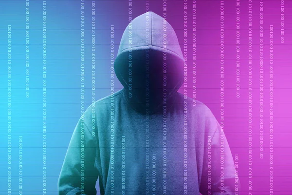 Hacker com capuz preto de pé com código binário digital — Fotografia de Stock