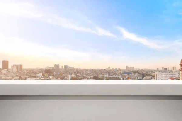 Пустой балкон с современными городскими пейзажами и голубым небом — стоковое фото