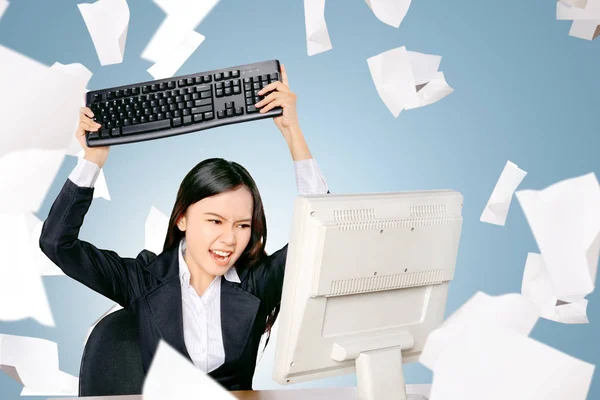 Stressed asian business woman with flying paper scattered want t — Stock Photo, Image