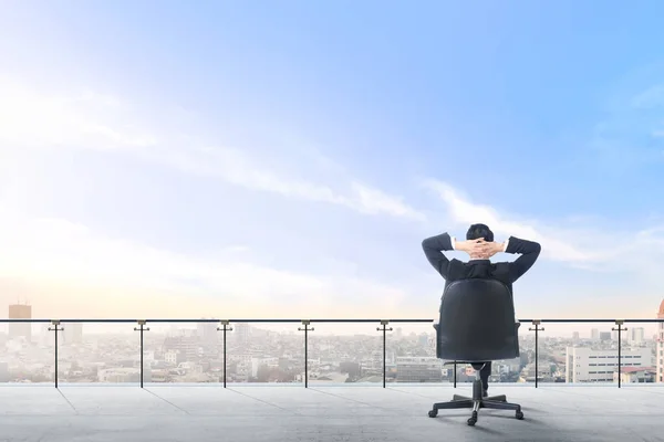 Retrovisore asiatico uomo d'affari seduto sulla sedia da ufficio in mo — Foto Stock