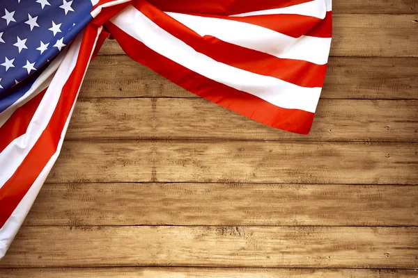 木製の背景でアメリカ国旗が折ら — ストック写真