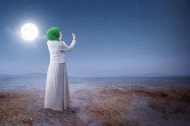 El ve dua arkadan görünüş Asya Müslüman kadının peçe kaldırdı