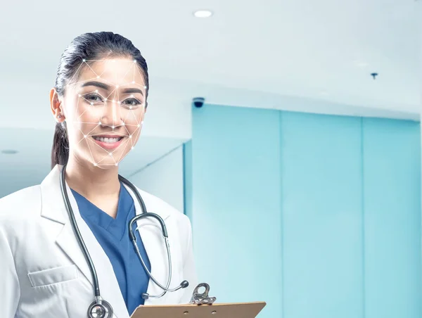 Bastante asiático mujer médico en blanco capa y estetoscopio holding —  Fotos de Stock