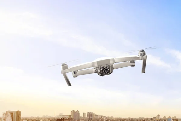 Weiße Drohne mit Kamera fliegt über die Stadt — Stockfoto