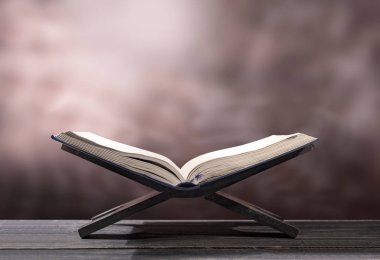 Açık Kur'an kitap ve bulanık arka plan