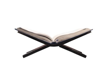 Beyaz arkaplan üzerine izole edilmiş ahşap bir yere Kur 'an aç