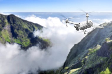 Cloudscapes ve mavi ile dağın tepesine yukarıda uçan kamera ile dron beyaz gökyüzü arka plan