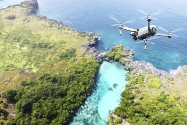 Beyaz dron manzara mavi okyanus yeşil ağaçlar, Mavi Göl ile yukarıda gündüz üzerinde uçan kamera ile