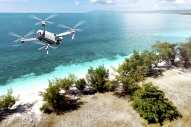 Beyaz dron yeşil ağaçlar ile plaj ve mavi gökyüzü arka plan ile mavi okyanus üzerinde uçan kamera ile