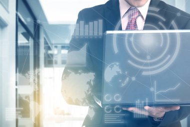 Sanal ekran, dijital teknoloji kavramı ile laptop tutan işadamı