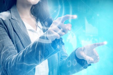 Sanal ekran görüntü arayüzü dokunmadan iş kadını 