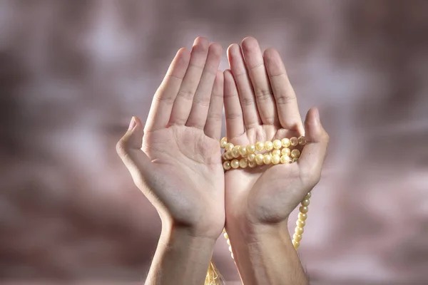 Muslimische Hände Beten Mit Gebetsperlen Vor Verschwommenem Hintergrund — Stockfoto