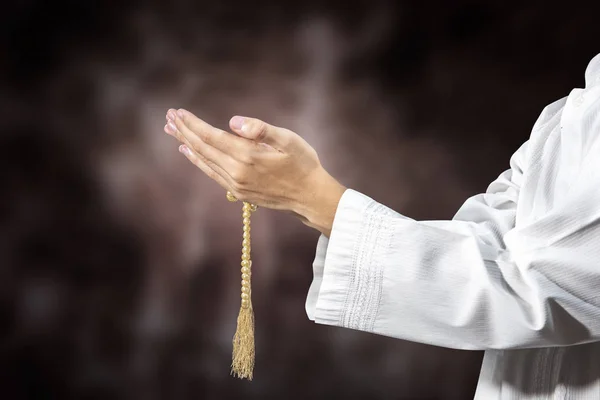 Muslim Man Praying Prayer Beads His Hands Blurry Background — Stock Photo, Image