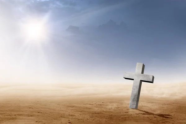 Crucea Creștină Deșert Raze Solare Fundalul Cerului Întunecat — Fotografie, imagine de stoc