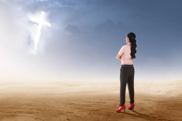 Widok Tyłu Azji Kobieta Stojąc Pustyni Patrząc Świecące Christian Krzyż — Zdjęcie stockowe