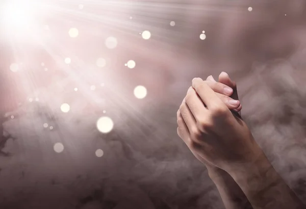 Männliche Hände Gebetsposition Mit Strahl Über Verschwommenem Hintergrund — Stockfoto