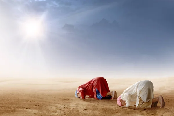 Visão Traseira Dois Homens Muçulmanos Orando Posição Prostração Deserto Com — Fotografia de Stock