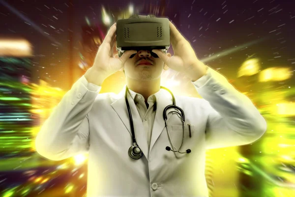 Hombre Médico Bata Blanca Estetoscopio Utilizando Dispositivo Realidad Virtual — Foto de Stock