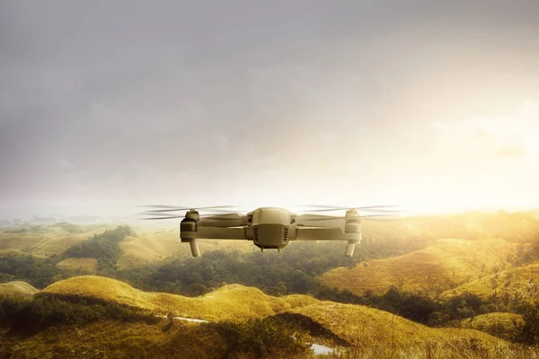 Weiße Drohne Mit Kamera Fliegt Über Grüne Hügel Und Bäume — Stockfoto