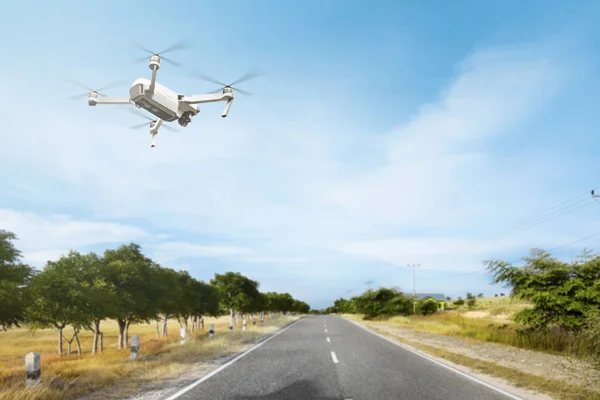 Drone Branco Com Câmera Voando Acima Rua Com Árvores Grama — Fotografia de Stock