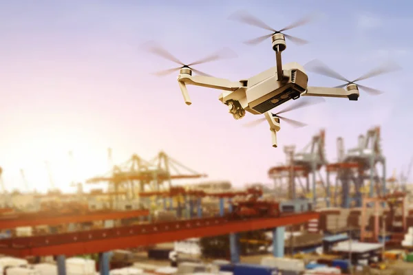 Drone Branco Com Câmera Voando Acima Doca Com Pôr Sol — Fotografia de Stock