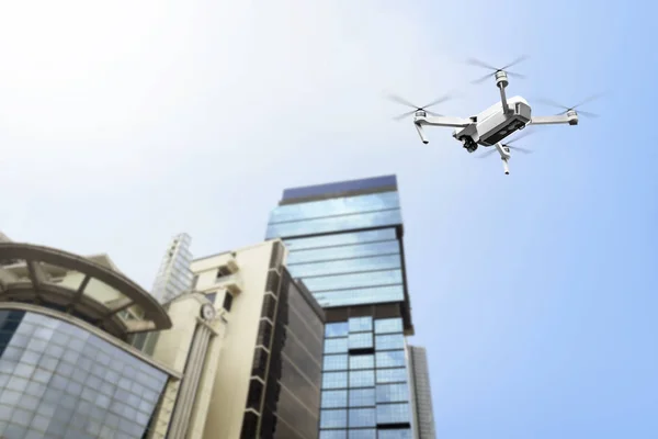 Drone Branco Com Câmera Voando Para Topo Edifício Moderno Com — Fotografia de Stock