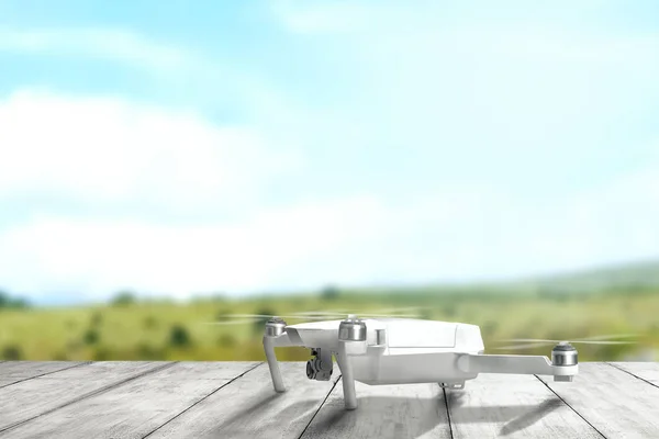 Drone Branco Com Câmera Mesa Madeira Pronto Para Voar Para — Fotografia de Stock