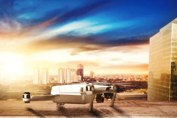 Білий Безпілотник Камерою Даху Готовий Польоту Повітря Міськими Пейзажами Фоні — стокове фото