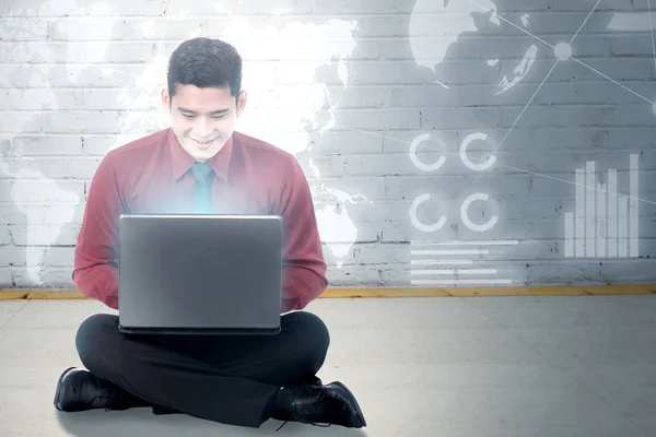 Pebisnis Asia Tersenyum Duduk Dan Menggunakan Laptop Dengan Layar Virtual — Stok Foto