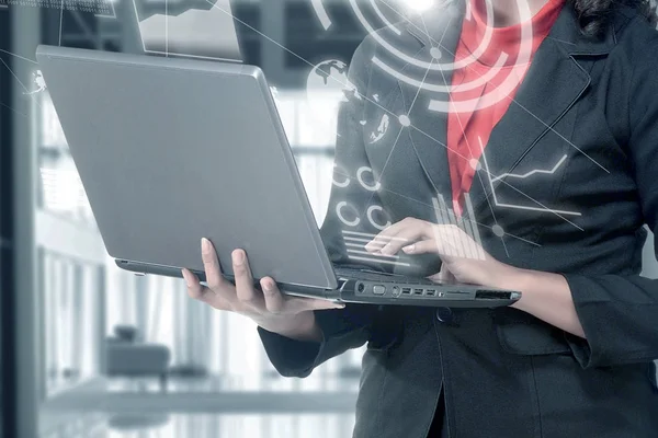 Mulher Negócios Segurando Laptop Com Mão Com Tela Virtual Que — Fotografia de Stock