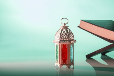 Güzel ışık ve Kutsal Kuran ile Arapça lamba. Ramazan için İslam kavramı görüntüsü
