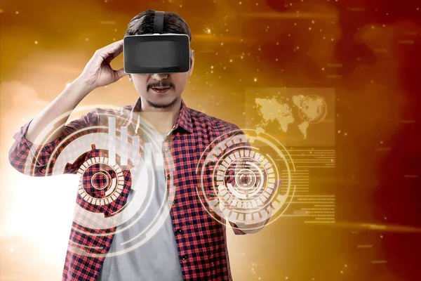 Homem Asiático Tocando Círculo Interface Digital Com Dispositivo Realidade Virtual — Fotografia de Stock