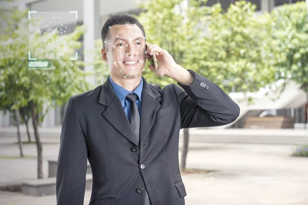 Sorrindo Asiático Empresário Com Telefone Celular Usando Reconhecimento Facial Sobre — Fotografia de Stock