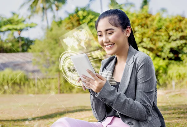 Mulher Negócios Asiática Bonita Usando Tablet Digital Sua Mão Com — Fotografia de Stock