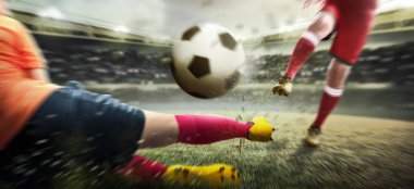 Rakip futbol alanında futbol sahasında topu mücadele etmeye çalışırken topu tekme futbolcu adam