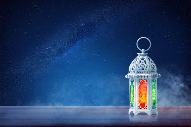 Açık havada ahşap masada güzel ışık ile Arap lambası