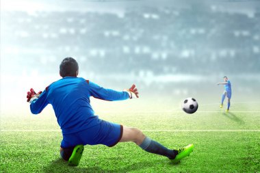 Asyalı futbolcu kaleye topu tekme